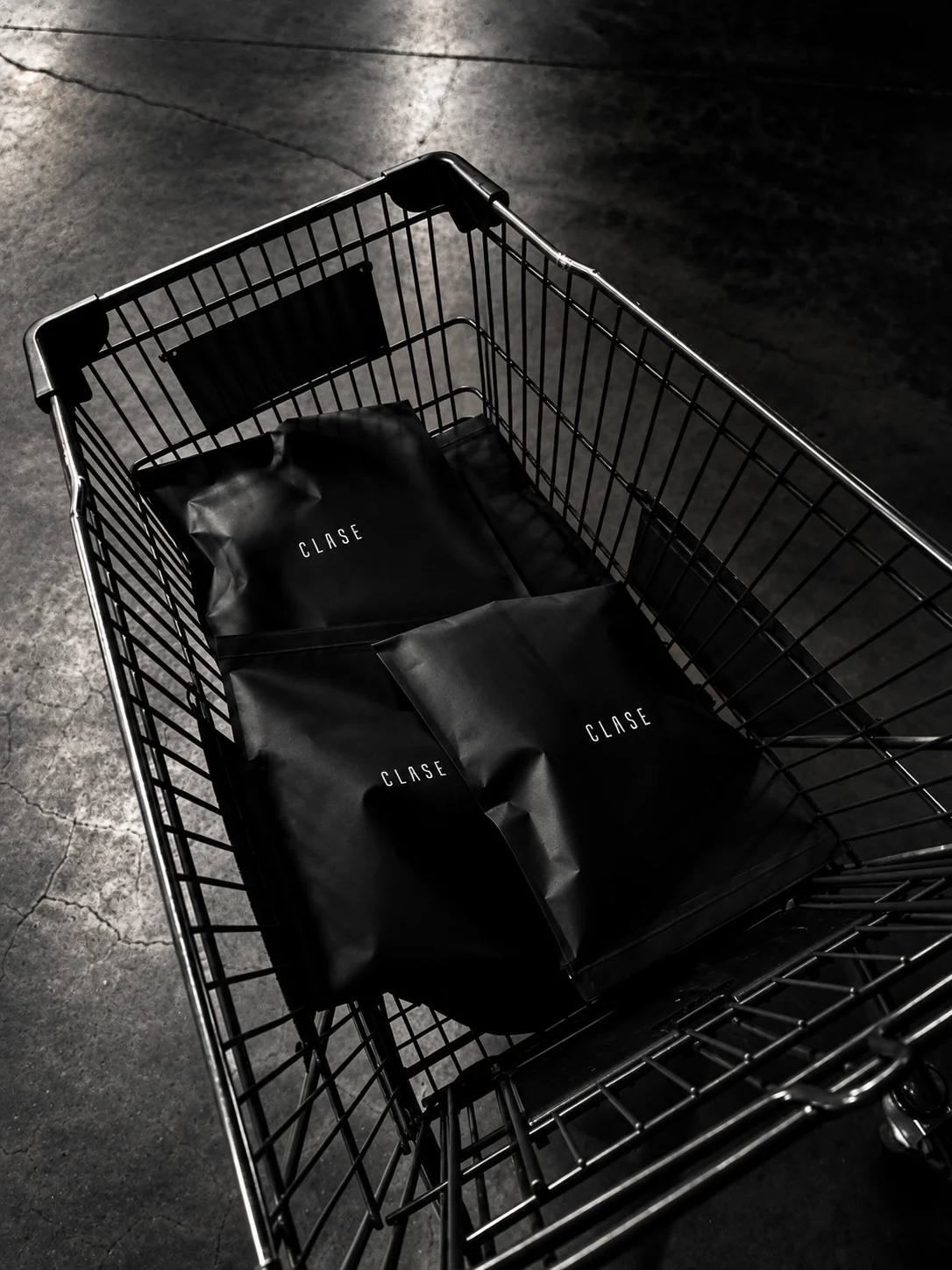 Bolsas negras CLASE en una campaña de la marca