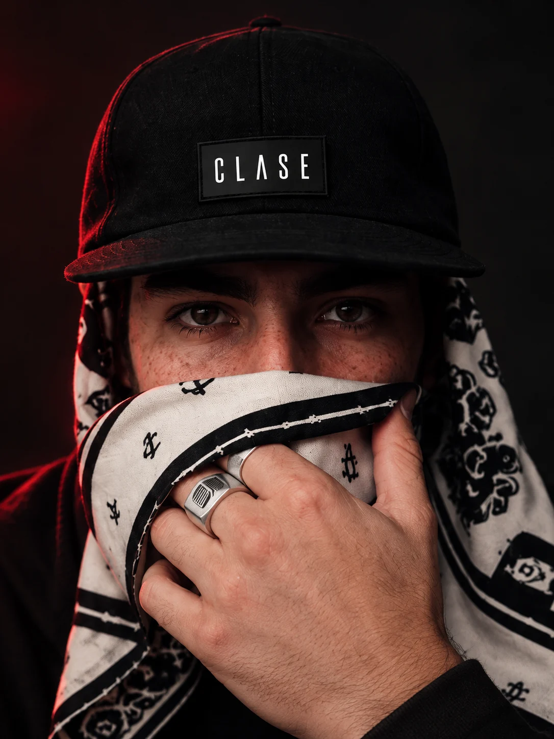 Retrato nocturno con gorra CLASE negra y pañuelo