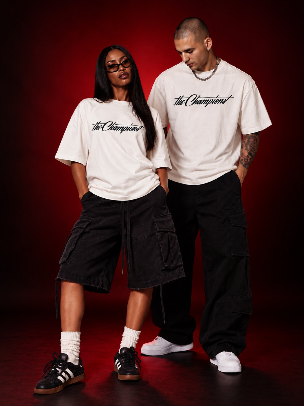 Pareja con pulóvers The Champions blancos