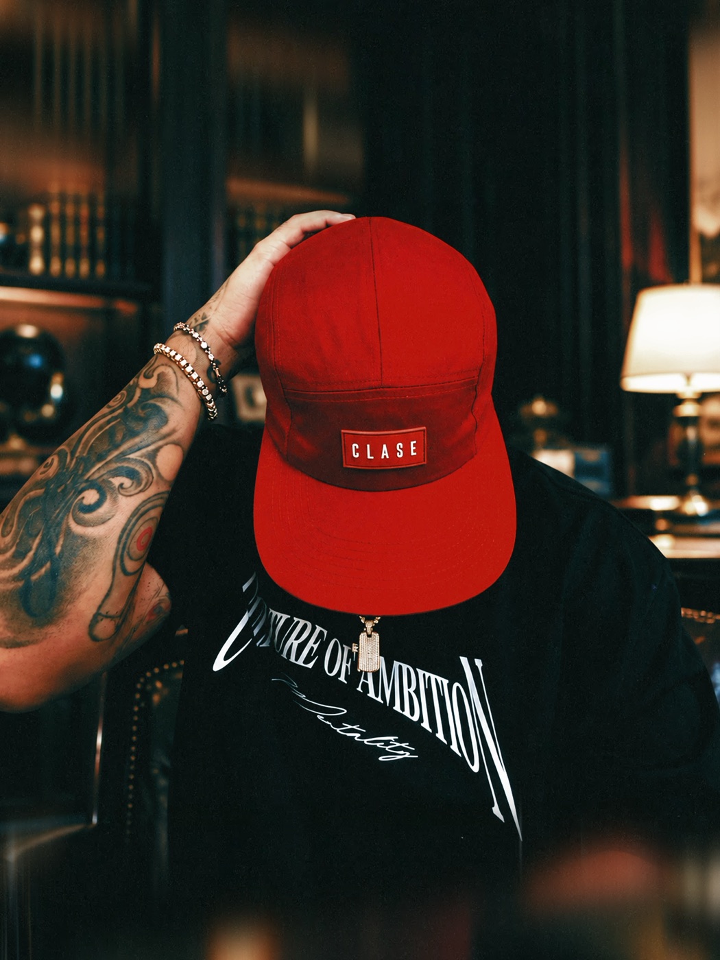 Gorra CLASE roja con pulóver Culture of Ambition negro