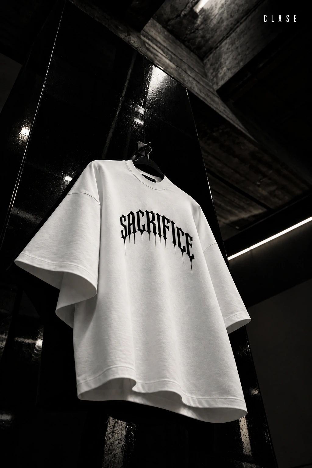 Pulóver Sacrifice blanco con estampado negro en campaña